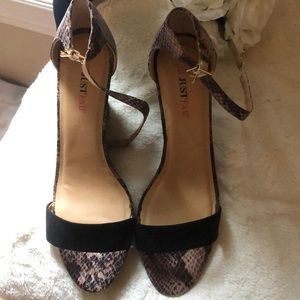 Sandals with black and snakeskin print